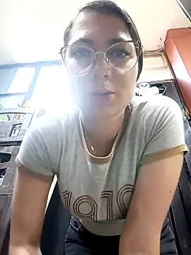 Mia-love-03 online show from 10.17.25