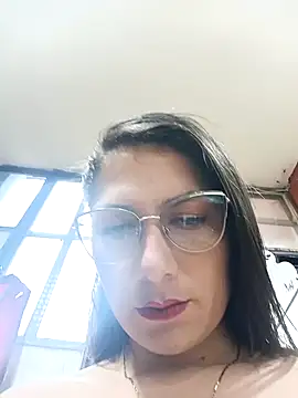 Mia-love-03 online show from 10.27.25