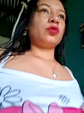 Snapshot of hot-mom22 chatting on 10.01.25 hot-mom22 online show from 10.01.25