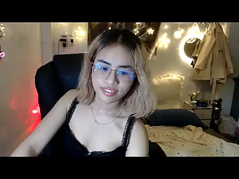 Snapshot of EllieYoon chatting on 10.16.25 EllieYoon online show from 10.16.25