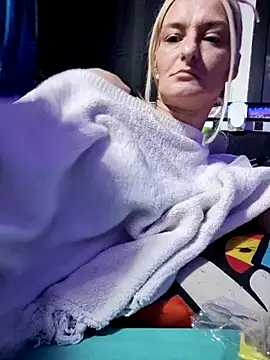 Snapshot of blondebarbiebae chatting on 11.17.25 blondebarbiebae online show from 11.17.25