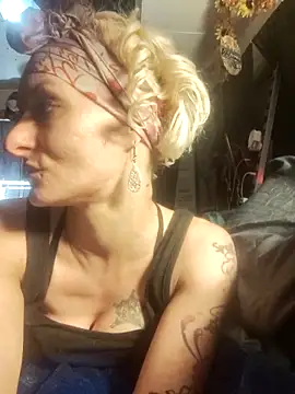 Snapshot of blondebarbiebae chatting on 11.27.25 blondebarbiebae online show from 11.27.25