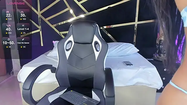 Snapshot of SamanthaElis chatting on 10.30.25 SamanthaElis online show from 10.30.25