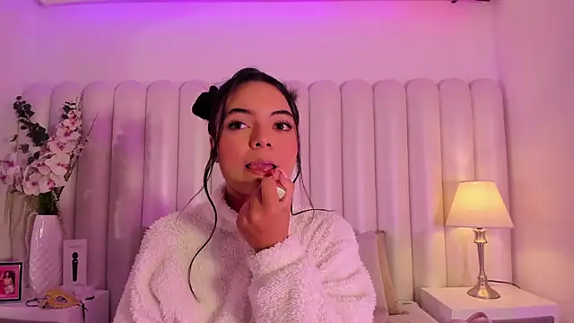 Snapshot of AriaBelles chatting on 11.11.25 AriaBelles online show from 11.11.25