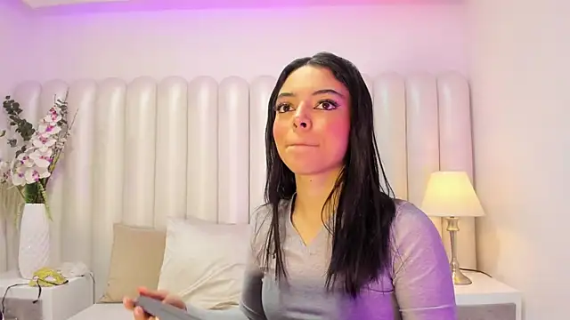 Snapshot of AriaBelles chatting on 11.17.25 AriaBelles online show from 11.17.25