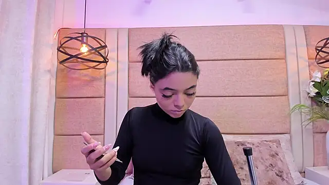 Snapshot of AriaBelles chatting on 11.23.25 AriaBelles online show from 11.23.25