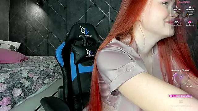 Snapshot of Red_FoxGirl chatting on 10.24.25 Red FoxGirl online show from 10.24.25