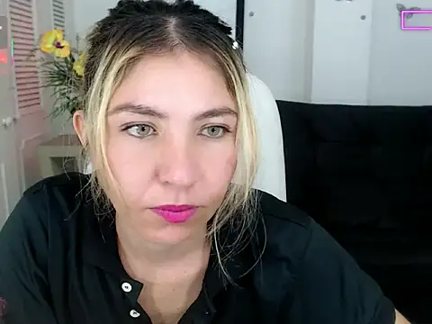 Snapshot of vanessa_21__ chatting on 10.10.25 vanessa 21   online show from 10.10.25