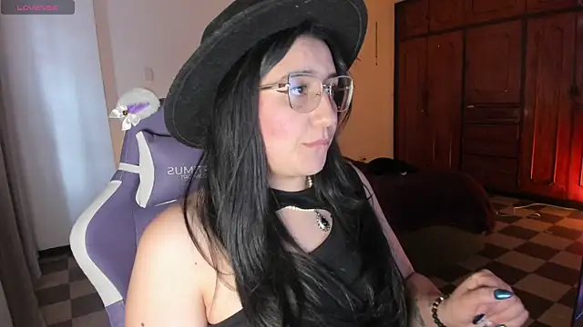 Snapshot of tellmemaddie chatting on 07.04.26 tellmemaddie online show from 07.04.26