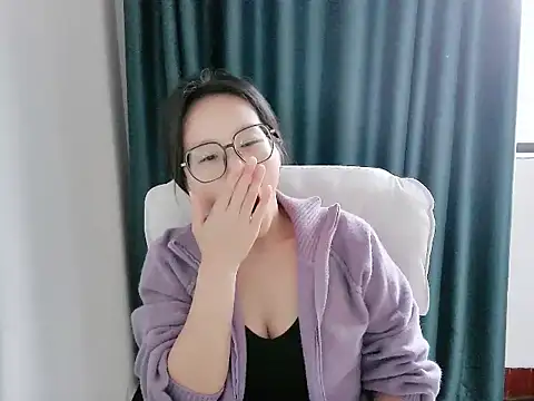 Snapshot of guai00 chatting on 09.29.25 guai00 online show from 09.29.25