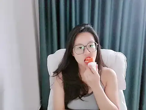 Snapshot of guai00 chatting on 10.03.25 guai00 online show from 10.03.25