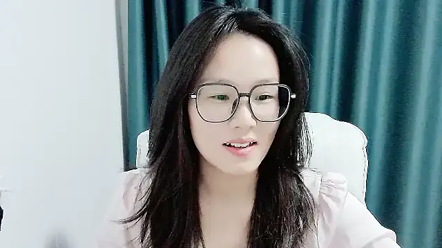 Snapshot of guai00 chatting on 10.28.25 guai00 online show from 10.28.25