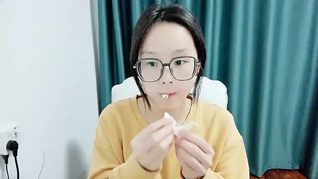 Snapshot of guai00 chatting on 10.30.25 guai00 online show from 10.30.25