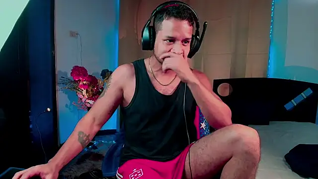 Snapshot of LucasGaeel chatting on 10.30.25 LucasGaeel online show from 10.30.25