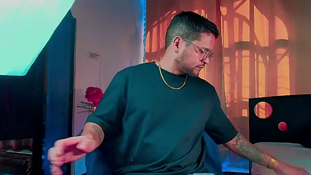 Snapshot of LucasGaeel chatting on 11.04.25 LucasGaeel online show from 11.04.25