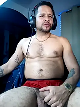 Snapshot of LucasGaeel chatting on 12.02.25 LucasGaeel online show from 12.02.25