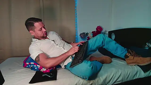 Snapshot of LucasGaeel chatting on 01.08.26 LucasGaeel online show from 01.08.26