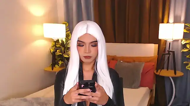 Snapshot of AmarraSins chatting on 09.29.25 AmarraSins online show from 09.29.25