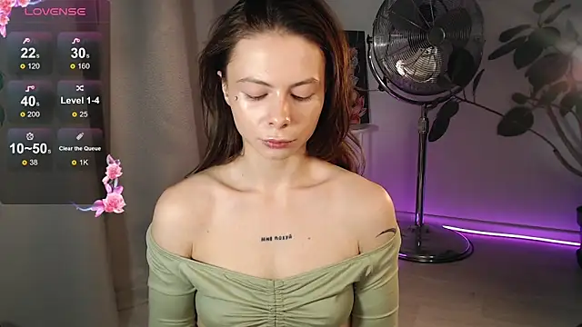 Snapshot of BellaAbey chatting on 12.13.25 BellaAbey online show from 12.13.25