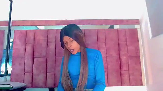 Snapshot of katherine_x1 chatting on 11.10.25 katherine x1 online show from 11.10.25