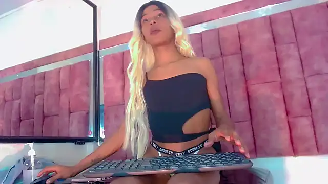 Snapshot of katherine_x1 chatting on 11.30.25 katherine x1 online show from 11.30.25