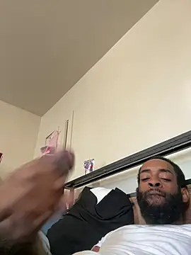 Snapshot of vaultclub chatting on 10.05.25 vaultclub online show from 10.05.25