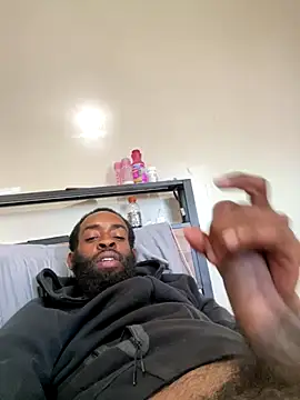 Snapshot of vaultclub chatting on 10.08.25 vaultclub online show from 10.08.25