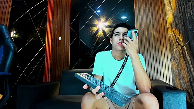Snapshot of Stiben_boy chatting on 10.18.25 Stiben boy online show from 10.18.25