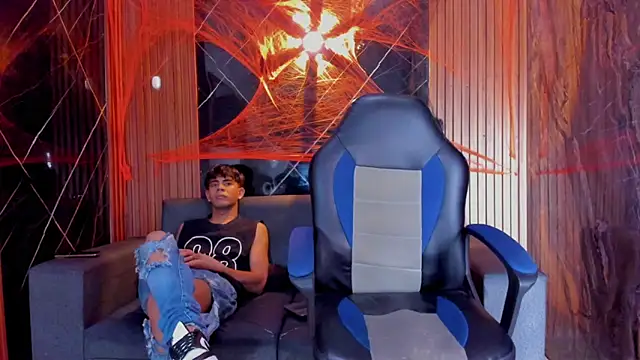 Snapshot of Stiben_boy chatting on 10.31.25 Stiben boy online show from 10.31.25