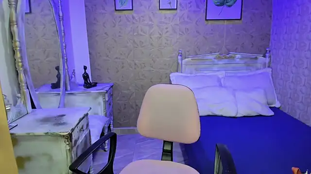 Snapshot of Megane_whitte chatting on 12.21.25 Megane whitte online show from 12.21.25