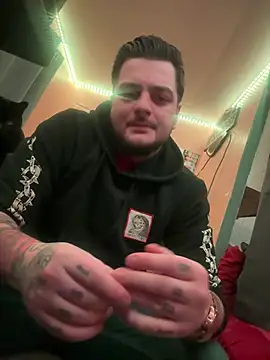 Snapshot of latenightguy chatting on 01.11.26 latenightguy online show from 01.11.26