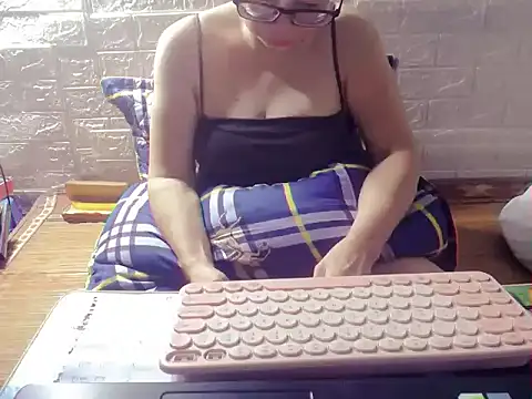 Snapshot of hyhy_99 chatting on 10.03.25 hyhy 99 online show from 10.03.25