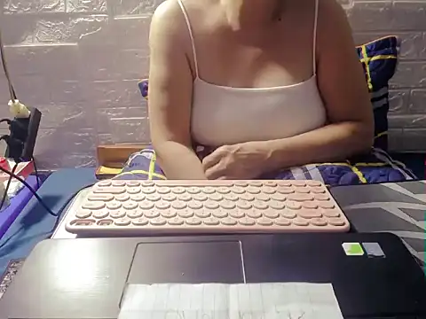 Snapshot of hyhy_99 chatting on 10.30.25 hyhy 99 online show from 10.30.25