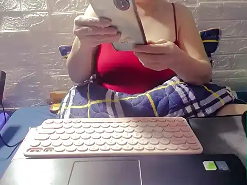 Snapshot of hyhy_99 chatting on 10.31.25 hyhy 99 online show from 10.31.25