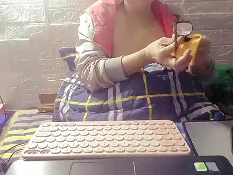 Snapshot of hyhy_99 chatting on 12.02.25 hyhy 99 online show from 12.02.25