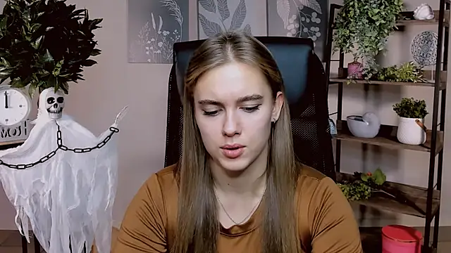 JuneWoods online show from 11.08.25