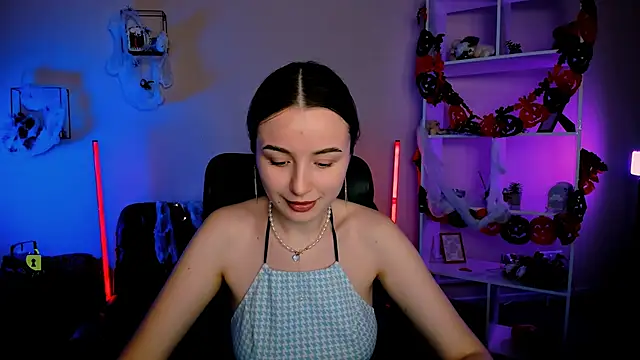 Snapshot of leslie_bird chatting on 10.24.25 leslie bird online show from 10.24.25