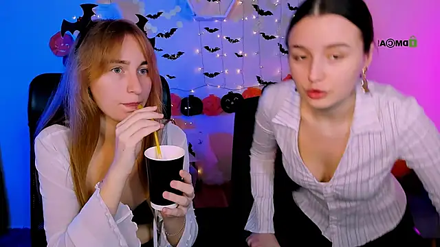 Snapshot of leslie_bird chatting on 10.30.25 leslie bird online show from 10.30.25