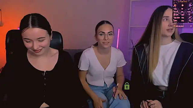 Snapshot of leslie_bird chatting on 11.29.25 leslie bird online show from 11.29.25