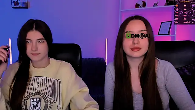 Snapshot of leslie_bird chatting on 12.02.25 leslie bird online show from 12.02.25