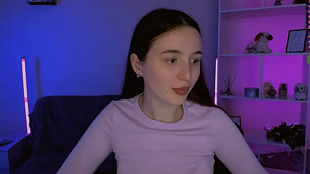 Snapshot of leslie_bird chatting on 12.04.25 leslie bird online show from 12.04.25