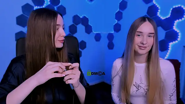 Snapshot of leslie_bird chatting on 12.16.25 leslie bird online show from 12.16.25