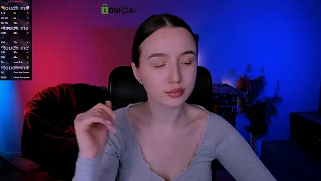 Snapshot of leslie_bird chatting on 12.17.25 leslie bird online show from 12.17.25