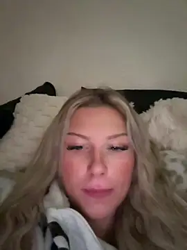 Snapshot of blondeeee chatting on 04.04.26 blondeeee online show from 04.04.26