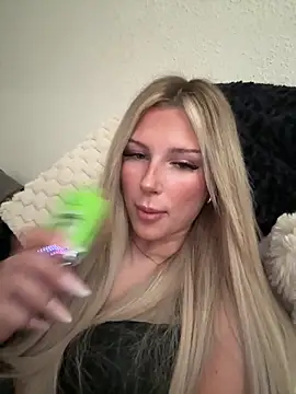 Snapshot of blondeeee chatting on 04.08.26 blondeeee online show from 04.08.26