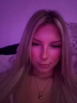 Snapshot of blondeeee chatting on 04.09.26 blondeeee online show from 04.09.26