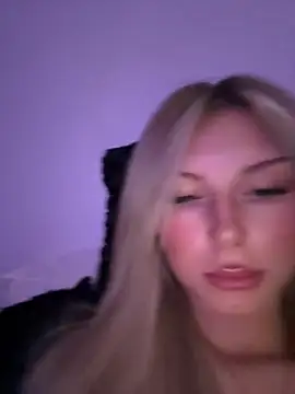Snapshot of blondeeee chatting on 04.15.26 blondeeee online show from 04.15.26