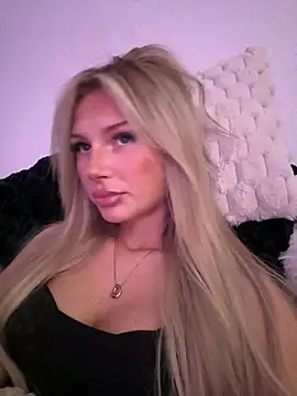 Snapshot of blondeeee chatting on 04.21.26 blondeeee online show from 04.21.26