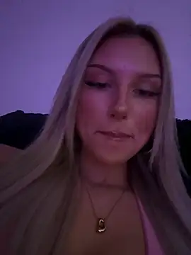 Snapshot of blondeeee chatting on 04.25.26 blondeeee online show from 04.25.26