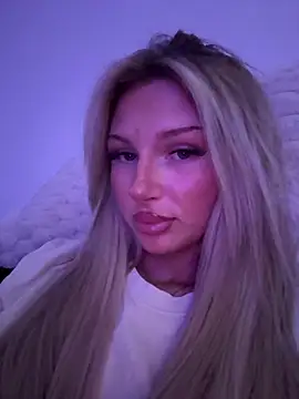 Snapshot of blondeeee chatting on 04.27.26 blondeeee online show from 04.27.26